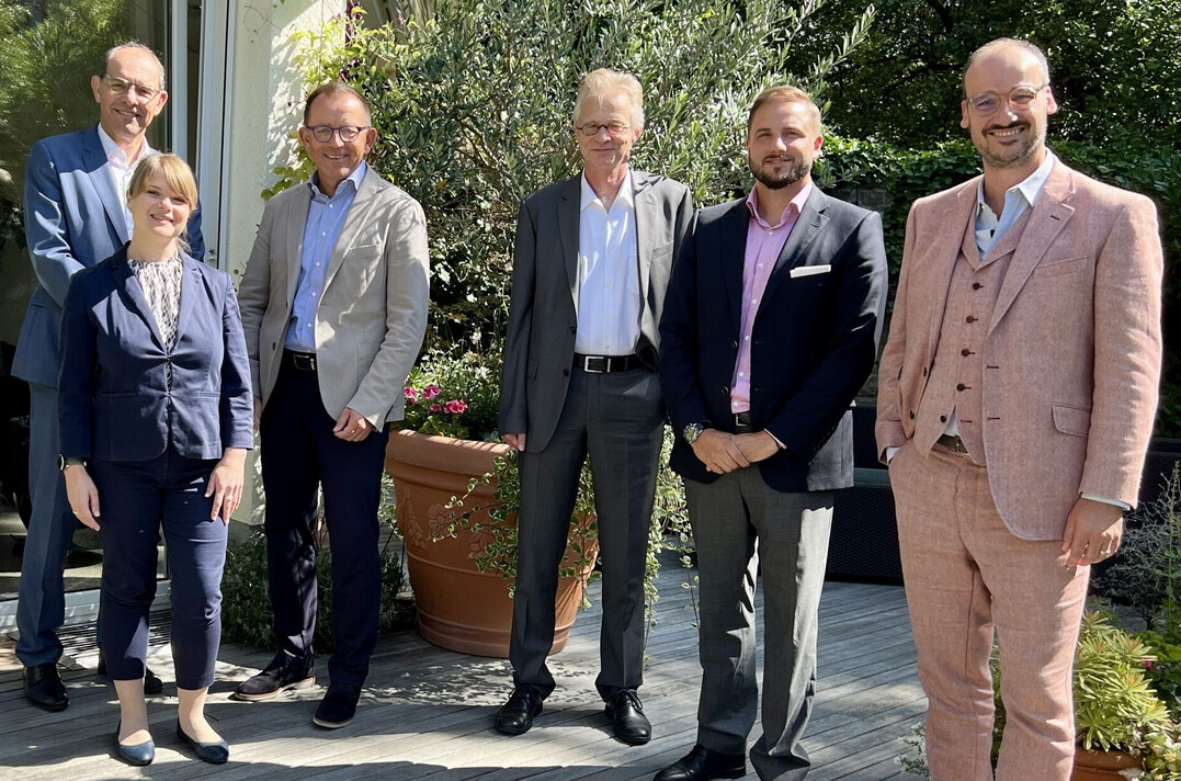 Das Rating-Team rund um den Assekurata-Geschftsfhrer Dr. Reiner Will (3. von links), Dennis Wittkamp (2. von rechts) und Gerald Brinkmann (3. von rechts) prsentierten die Ergebnisse den beiden Vorstnden der Gartenbau-Versicherung Christian Senft (rechts) und Dr. Dietmar Kohlruss (links) sowie der Koordinatorin Dr. Diana Pietruska (2. von links).