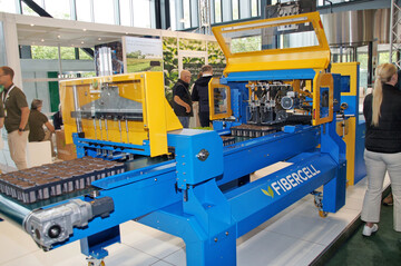 Fibercell-Stecktopf-Fertiger: Hier die Einstell-Station zum Fllen der Trays mit den Substrat-Tpfen.