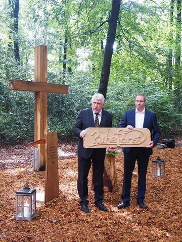 Im Rahmen der feierlichen Erffnung des RuheForstes Lauenbrck erhielt Samtgemeindebrgermeister Tobias Krger (rechts) das Hinweisschild aus den Hnden des Geschftsfhrers der RuheForst GmbH, Jost Arnold. 