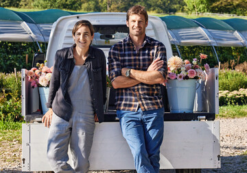 Evelyne und Samuel Mathis bieten Blumenselbstpflckfelder und schne Strue.