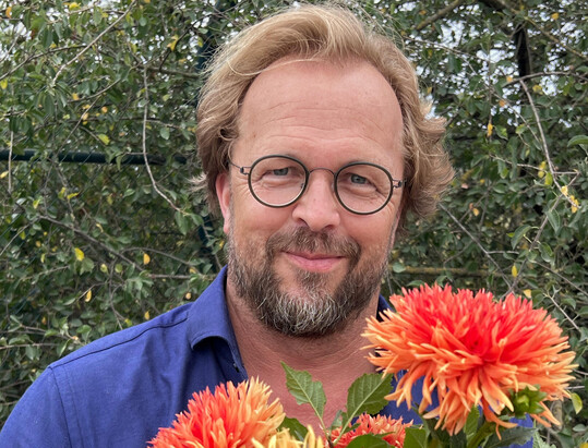 Ehrung fr MDR Garten-Moderator Jens Haentzschel: Neue Dahliensorte aus Bad Kstritz trgt seinen Namen.