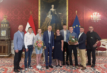 Von links: Franz Fuger (Fachschuldirektor), Paul Fahrnberger, Sarah Maria Stiftner, Bundesprsident Van der Bellen, Nathalie Kehrer, Alexander Findenig, Alexander Perl, Berufsschulleiter Andreas Kovac und Thomas Weyrich (Lehrer der Gartenbauschule Langenlois, der diesen Termin organisiert hat).