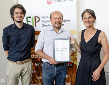 Dr. Keith Ulrich und Dr. Mario Kirchhoff haben am 13. August 2024 von der niederschsischen Landwirtschaftsministerin Miriam Staudte den Frderbescheid fr das EIP-Projekt "Nachhaltige Schnittblumen" in Hannover entgegengenommen.
