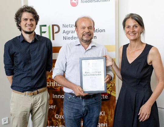 Dr. Keith Ulrich und Dr. Mario Kirchhoff haben am 13. August 2024 von der niederschsischen Landwirtschaftsministerin Miriam Staudte den Frderbescheid fr das EIP-Projekt "Nachhaltige Schnittblumen" in Hannover entgegengenommen.
