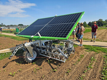Der Farmdroid FD 20 ist mit seinen Solarmodulen nahezu energieautark.