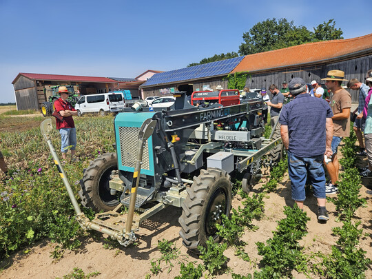 Der Farming GT arbeitet mit Kameras und Sensoren, welche die Kulturpflanze erkennen können. Er hackt in der Reihe.