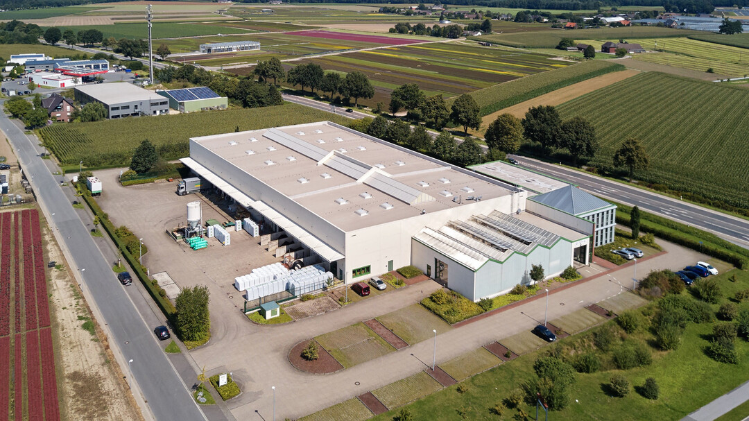 Der Hauptsitz von Limera am Niederrhein. Das Luftbild vermittelt einen Eindruck von der Lagerkapazität.