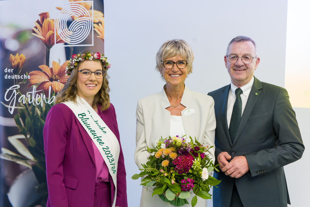 Die neue ZVG-Prsidentin Eva Khler-Theuerkauf mit ihrem Vorgnger Jrgen Mertz und der Deutschen Blumenfee 2023/24 Kathrin Khler