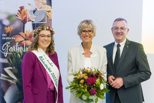 Die neue ZVG-Prsidentin Eva Khler-Theuerkauf mit ihrem Vorgnger Jrgen Mertz und der Deutschen Blumenfee 2023/24 Kathrin Khler