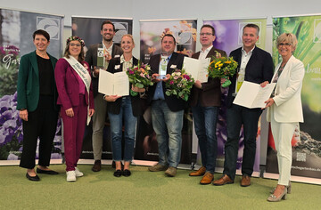Gruppenbild mit allen Preistrgern des Innovationspreises Gartenbau 2024, von links: Staatssekretrin Silvia Bender vom Bundeslandwirtschaftsministerium, die Deutsche Blumenfee 2023/24 Kathrin Khler, Finn Schachschneider und Nicole Klattenhoff (Die Pflanzenschule GbR), Andr Burmester und Uwe Stapelmann (Treuhandstelle fr Dauergrabpflege Niedersachsen/Sachsen-Anhalt GmbH), Rupert Fey (Euro Plant Tray eG) und ZVG-Prsidentin Eva Khler-Theuerkauf.