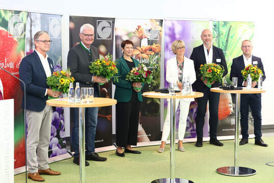 Was brauchen die Gartenbaubetriebe jetzt? Dazu diskutierten (von links): Frank Werner, Gartenbau Werner&Werner, CDU/CSU-Gartenbauberichterstatter Artur Auernhammer, StS Silvia Bender, Bundeslandwirtschaftsministerium, ZVG-Prsidentin Eva Khler-Theuerkauf, Reinhard Steinhilber, Grtnerei Steinhilber, Stefan Schulz, Friedrich Schulz Gartenbau.