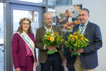 Georg Boekels (rechts) ist der neue Vorsitzende des ZVG-Ausschusses Bildungspolitik und Berufsbildung. Seinem Vorgnger Jakob Hokema dankte die Deutsche Blumenfee 2023/24 Kathrin Khler im Namen des Zentralverbandes Gartenbau.
