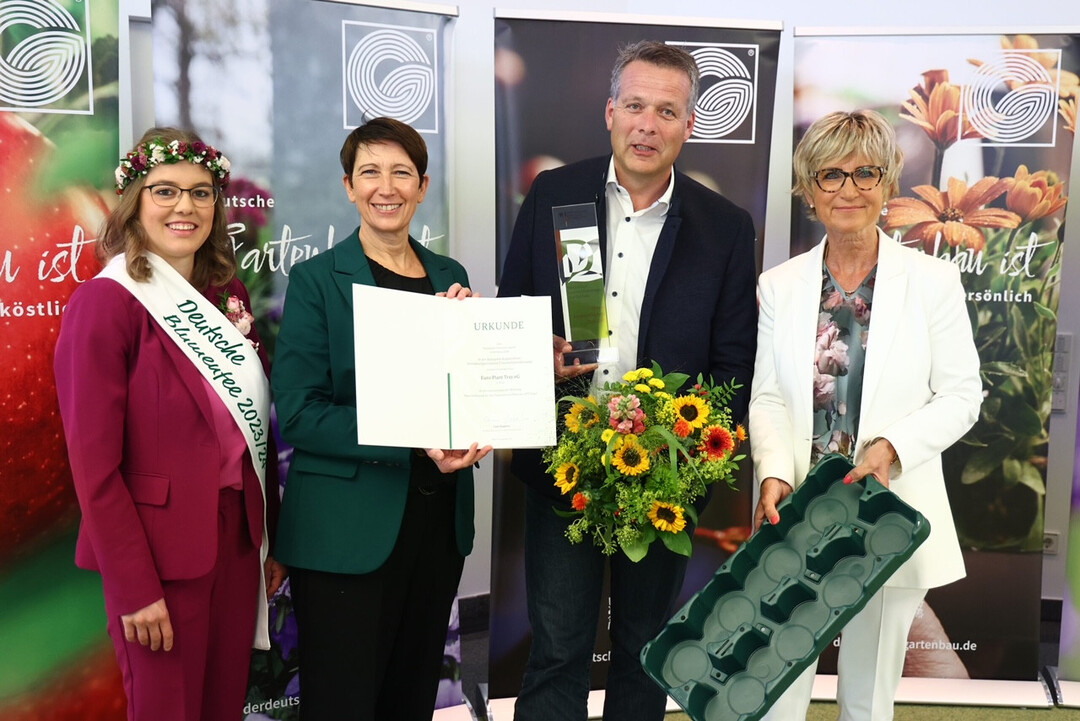 (v.l.) Die Deutsche Blumenfee Kathrin Khler, Staatssekretrin Silvia Bender vom Bundeslandwirtschaftsministerium, Rupert Fey von EPT, ZVG-Prsidentin Eva Khler-Theuerkauf