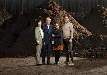 Von links: Sjellie Swinkels, Sjef Swinkels, Lisette Swinkels, Franc Swinkels. Sjellie und Franc leiten jetzt das Unternehmen. Ihre Eltern Sjef und Lisette sind jetzt im Ruhestand.