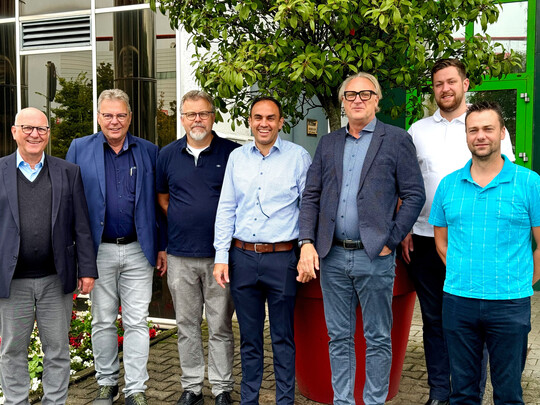 Die Teilnehmer der VDB-Tagung in Karlsruhe, von links: Andreas Fagin (BGM Hamburg), Herbert Kettermann (BGM Dortmund), Hans-Georg Biller (BGM Mannheim), Felix Glck (BGM Karlsruhe), Michael Schoser (BZG Frankfurt am Main) und als Gste die Karlsruher Erzeuger Andreas Weiss und Andreas Sulzer.