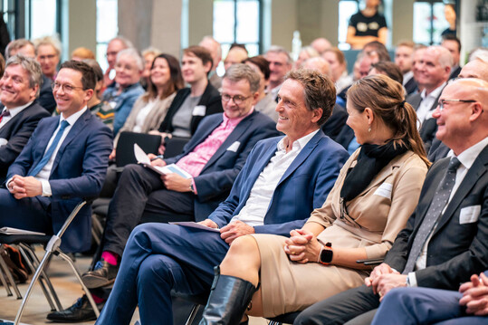 Gelöste Stimmung beim Festakt mit (von links) Staatssekretär Prof. Dr. Joachim Schachtner, Minister Falko Mohrs, Honorarprofessor Dr. Felix Osterheider, Prof. Dr. Andreas Bertram, Unipräsidentin Prof. Dr. Susanne Menzel-Riedl und Vizepräsident Dr. Lars Kulke.