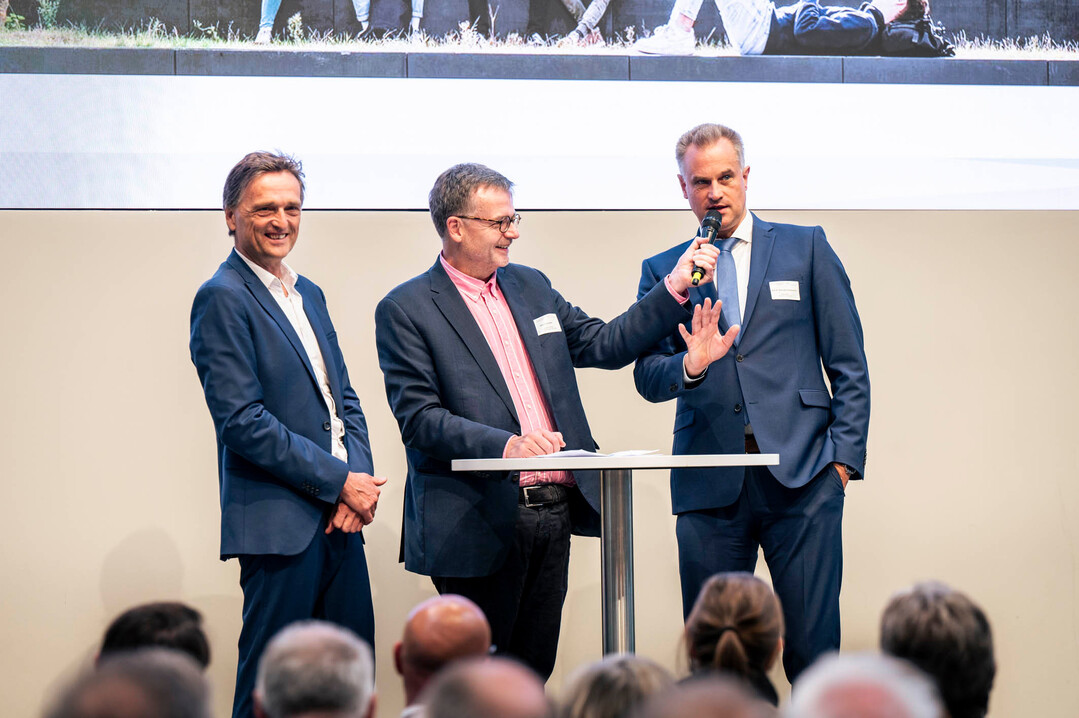 Im Gesprch: Prof. Dr. Felix Osterheider (Mitte) mit Prof. Dr. Andreas Bertram und Prof. Dr. Alexander Schmehmann.