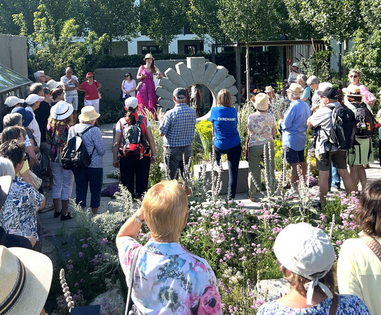 Moderatorin Sabrina Nitsche bei der Vorstellung Green Space von Knittel Gartengestaltung