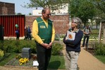Friedhofsgärtner Frank Binnewald im Gespräch mit einer Besucherin der Landesgartenschau - die beteiligten Friedhofsgärtner betreuen die Fläche an den Wochenenden im Wechsel