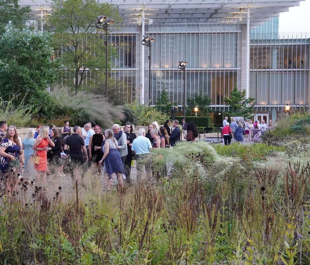 Piet Oudolf inmitten seiner Gste zur Jubilumsfeier im Lurie Garden in Chicago.