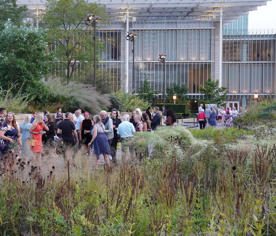 Piet Oudolf inmitten seiner Gste zur Jubilumsfeier im Lurie Garden in Chicago.