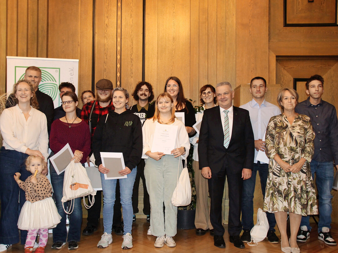 Die Absolventinnen und Absolventen mit GVBWH-Prsident Gerhard Hugenschmidt (4. von rechts) und Anja Hellmann, Regierungsprsidium Karlsruhe (2. von rechts).