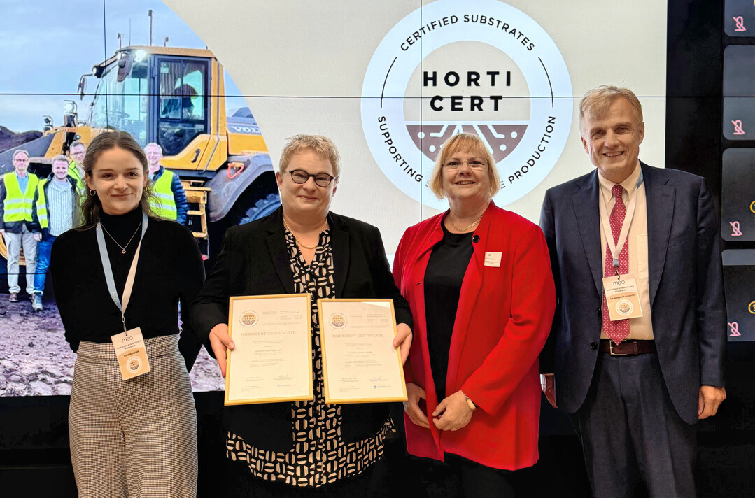 Gramoflor erhielt als erster Substrathersteller mit dem Schwerpunkt Profigartenbau die HORTICERT-Zertifizierung. Auf dem Bild von links: Katrin Jaeger, Project Manager, Meo Carbon Solutions GmbH, Ulrike Fockenberg, Leitung Nachhaltige Produktentwicklung, Gramoflor GmbH & Co. KG, Cornelia Berns, Unterabteilungsleiterin kologische Lebensmittelwirtschaft, Pflanzliche Erzeugung, Gartenbau, Bundesministerium fr Ernhrung und Landwirtschaft und Dr. Norbert Schmitz, Geschftsfhrer Meo Carbon Solutions GmbH.