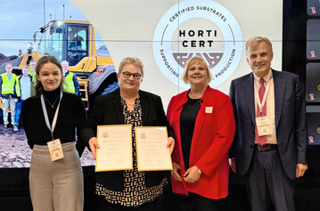 Gramoflor erhielt als erster Substrathersteller mit dem Schwerpunkt Profigartenbau die HORTICERT-Zertifizierung. Auf dem Bild von links: Katrin Jaeger, Project Manager, Meo Carbon Solutions GmbH, Ulrike Fockenberg, Leitung Nachhaltige Produktentwicklung, Gramoflor GmbH & Co. KG, Cornelia Berns, Unterabteilungsleiterin kologische Lebensmittelwirtschaft, Pflanzliche Erzeugung, Gartenbau, Bundesministerium fr Ernhrung und Landwirtschaft und Dr. Norbert Schmitz, Geschftsfhrer Meo Carbon Solutions GmbH.