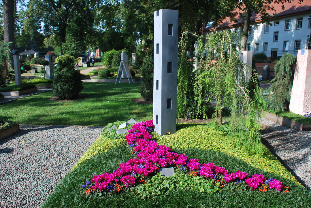 Grtnerei Hellekamps, Viersen, Ehrenpreis der Gesellschaft fr Dauergrabpflege Westfalen-Lippe fr eine Herbstbepflanzung mit beeindruckenden Farbkontrasten 