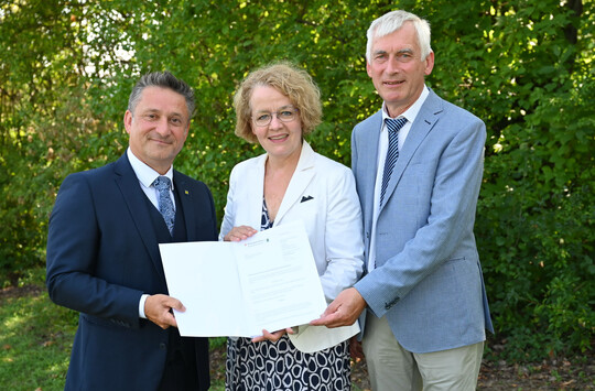 Staffelbergabe an der Gartenbauschule Langenlois, von links: Neuer Direktor Andreas Kovac, Bildungs-Landesrtin Christiane Teschl-Hofmeister und Direktor a.D. Franz Fuger.