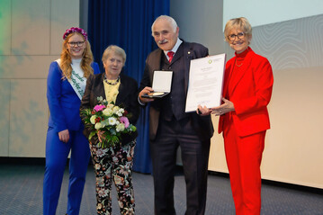 LVG-Prsidentin Eva Khler-Theuerkauf (rechts) und Blumenfee Anne-Marie Bals gratulierten Reiner Hpken mit seiner Ehefrau zur Ehrenmedaille in Gold.