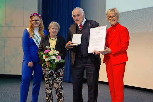LVG-Prsidentin Eva Khler-Theuerkauf (rechts) und Blumenfee Anne-Marie Bals gratulierten Reiner Hpken mit seiner Ehefrau zur Ehrenmedaille in Gold.