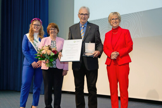 LVG-Präsidentin Eva Kähler-Theuerkauf (rechts) und Blumenfee Anne-Marie Bals gratulierten Hans-Hubert Rodenbröker und seiner Ehefrau zur Ehrenmedaille in Bronze.