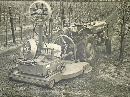 Sprhtechnik im Weinanbau: Ein Bild aus vergangener Zeit.