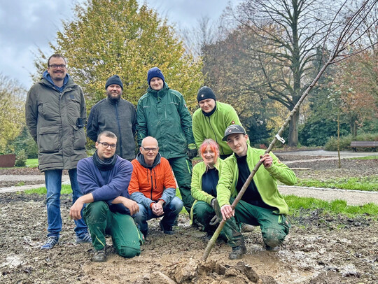 Die Auszubildenden der Friedhfe Dortmund haben das neue Obstbaumfeld angelegt und gestaltet. Dabei haben sie auch ihre eigenen Ideen eingebracht. Angeleitet wurden sie von Wolfgang Nrdemann, vordere Reihe, 2. von links, und Steffen Migge, links.