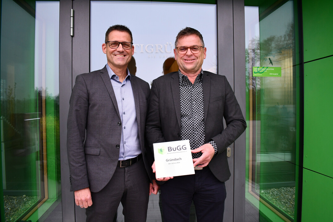 BuGG-Prsident Dr. Gunter Mann (links) berreicht dem kaufmnnischen Leiter und Prokurist der Firma Optigrn, Alexander Eer, den BuGG-Award zum BuGG-Grndach des Jahres 2024.
