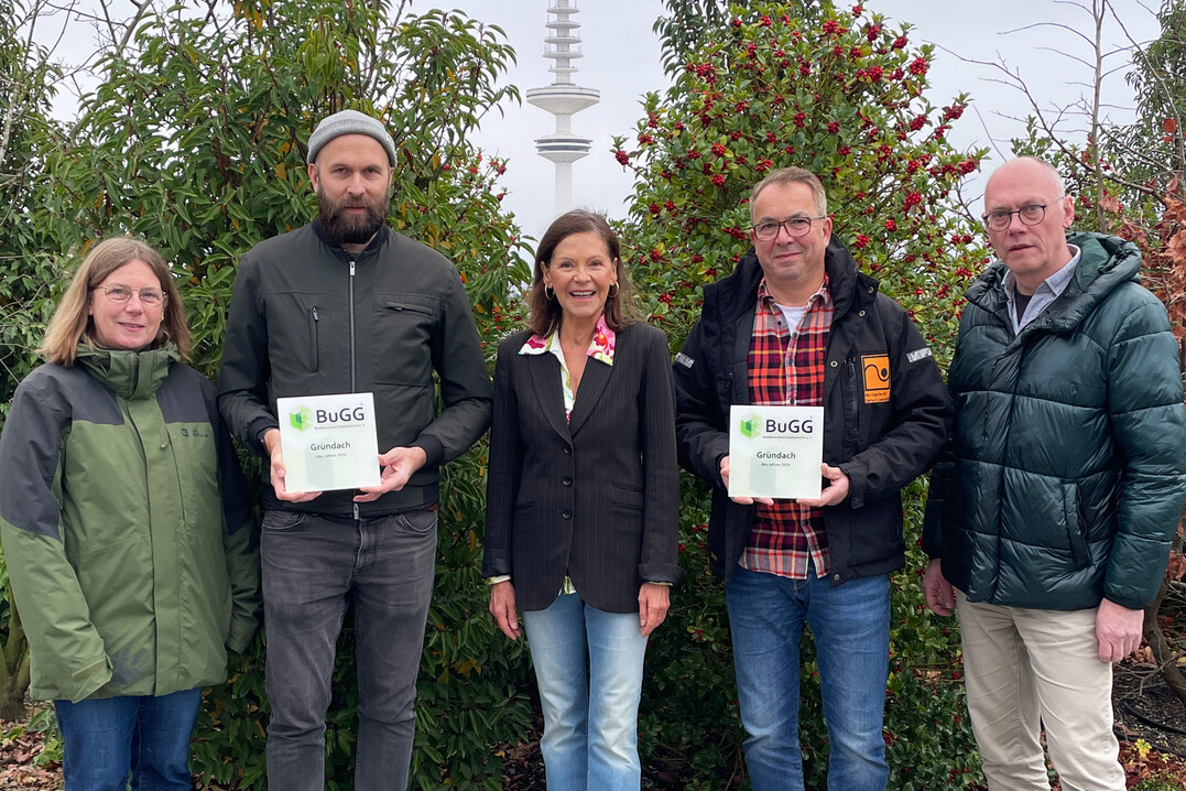 BuGG-Botschafterin Angela Roy (Mitte) berreicht auf dem begrnten Bunker den BuGG-Award. Links: Mareile Blessmann, Julian Benesch (beide Landschaftsarchitektur+ Holzapfel-Herziger & Benesch PartG mbB), rechts: Marco De Santis (Klaus Hildebrandt Garten- und Landschaftsbau AG), Felix Holzapfel-Herziger (Landschaftsarchitektur+). 