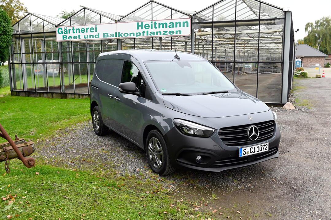 Der Citan von Mercedes-Benz fut auf dem Kangoo, sieht nun aber mehr nach Mercedes aus.