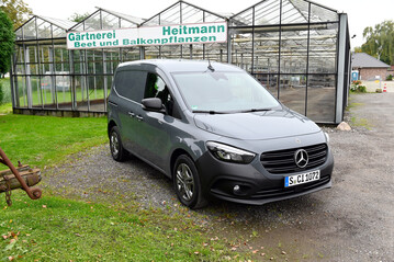 Der Citan von Mercedes-Benz fut auf dem Kangoo, sieht nun aber mehr nach Mercedes aus.