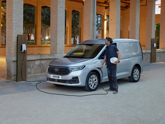 Den neuen Ford Transit Connect präsentiert Ford Pro nun auch mit einem fortschrittlichen Plug-in-Hybridantrieb (PHEV), der bis zu 110 Kilometer rein elektrische Reichweite ermöglicht.