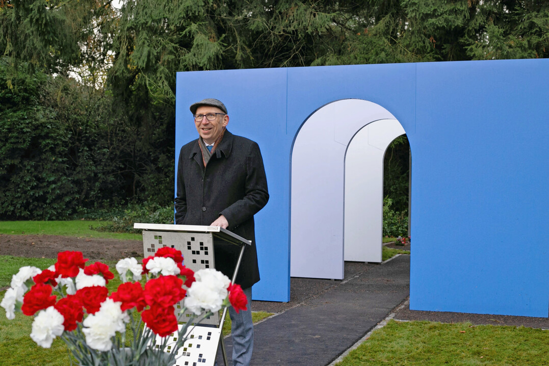 Der Geschftsfhrer der Hamburger Friedhfe, Carsten Helberg, spricht bei der Erffnung der neuen Anlage fr Bestattungen von Amts wegen am 20. November 2024 auf dem Friedhof jendorf in Hamburg.