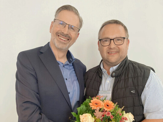 FvRH-Vorsitzender Frank Hutzel bedankt sich bei Erwin German fr seine Anregungen zum Thema Mitarbeitermotivation in Krisenzeiten.