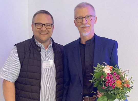 FvRH-Vorsitzender Frank Hutzel bedankt sich bei Prof. Dr. Strauch fr seine Bereitschaft, den
Fachverband bei der Qualittszeichenarbeit zu untersttzen.