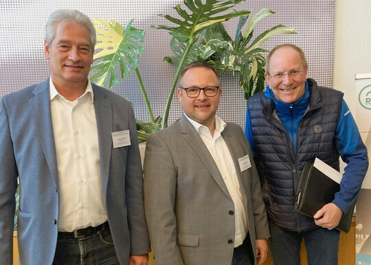 FvRH-Vorsitzender Frank Hutzel (Mitte) gratuliert Thomas Helk (links) und Jürgen Herrmannsdörfer und bedankt sich für die Bereitschaft, die Interessen des Fachverbandes auch weiterhin zu vertreten.