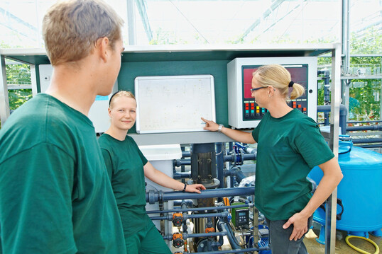 Effiziente Pflanzenanzucht dank moderner Technik: Gärtnerinnen und Gärtner arbeiten bereits während der Ausbildung mit automatisierten Systemen.