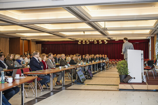 ber 200 Vertreterinnen und Vertreter der deutschen und internationalen Substrat- und Erdenindustrie kamen am 21. November 2024 nach Bad Zwischenahn zum 1. IVG Branchentag Erden & Substrate.
