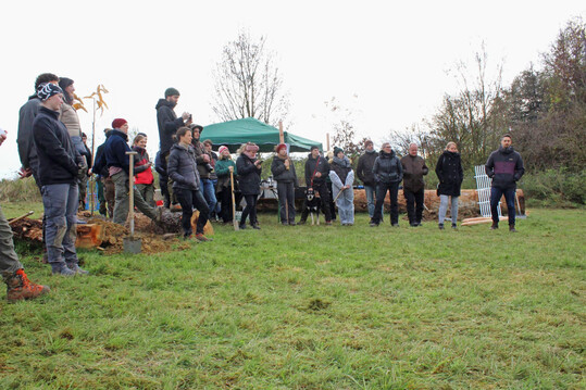 Studierende des Studiengangs Arboristik und Urbanes Waldmanagement bei der Pflanzungsaktion der Streuobstwiese.