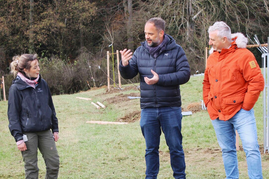 Oberbürgermeister Tobias Eschenbacher (m.) ist aktiv mit dabei bei der Pflanzung der Streuobstwiese.