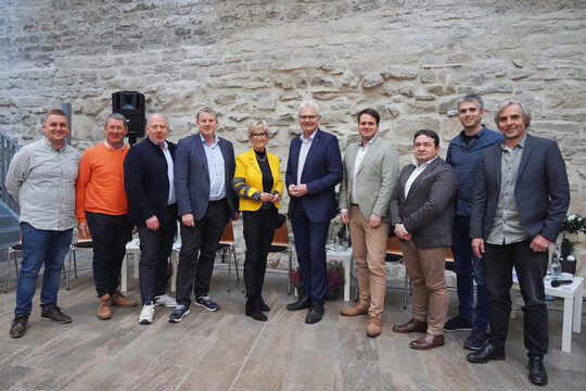 Zu fünf besonders drängenden Problemen diskutierten auf dem Podium, von links: die Azerca-Vorstandsmitglieder Axel Hemmje, Dieter Boland und Manfred Hemmje, Thomas Bousart (Leiter Vertrieb und Marketing Benary), die ZVG-Präsidentin Eva Kähler-Theuerkauf, Artur Auernhammer (MdB der CDU/CSU-Faktion), Tobias Theuerkauf (Logistics Manager der REWE-Group), Oliver Mans, Vorstandsvorsitzender Landgard und Tom Kuipers (Geschäftsführer des Gartenbaubetriebes Emsflower). Norbert Gröger, Sachverständiger im Gartenbau, moderierte die Diskussion.