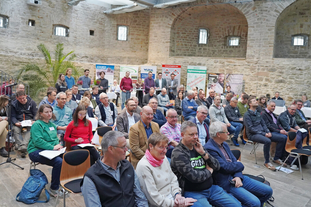 ber 80 Personen nahmen insgesamt an der Podiumsdiskussion im Kanonenhof des Gartenbaumuseums in Erfurt teil.